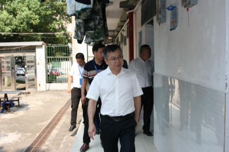 學院領導深入學生宿舍慰問新同學