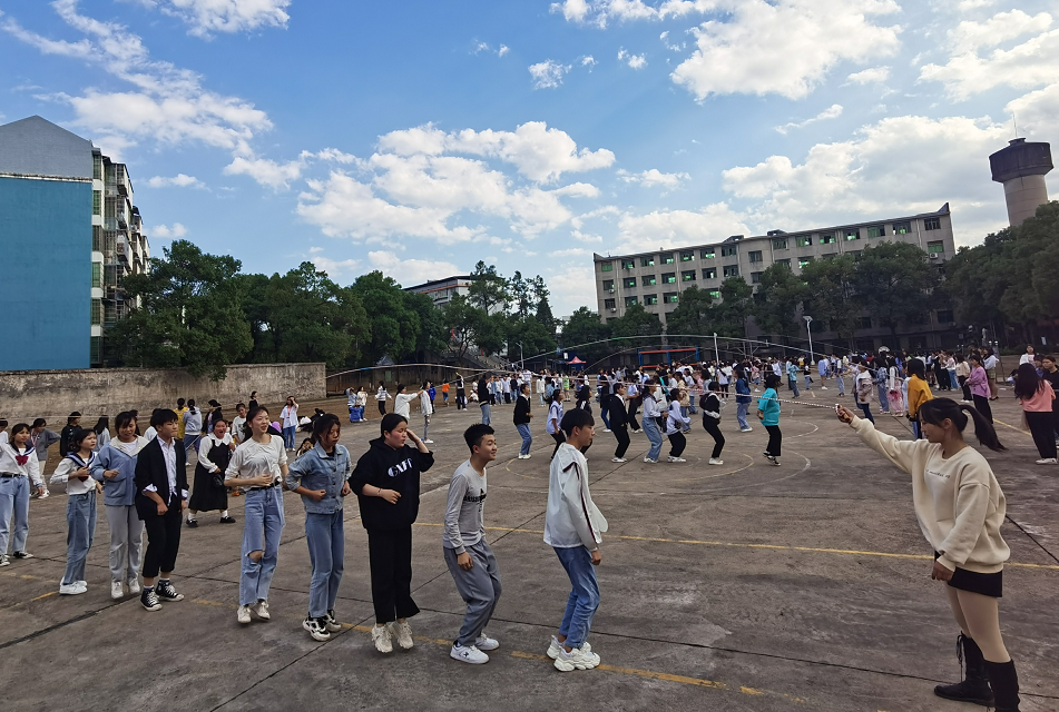 經(jīng)濟(jì)貿(mào)易系舉辦學(xué)生團(tuán)隊意識培養(yǎng)競賽----跳繩比賽