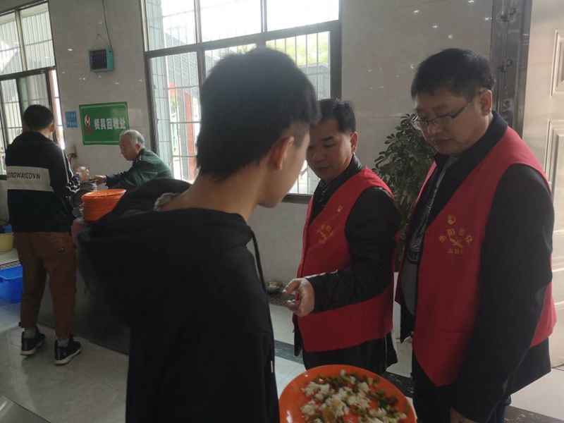 經濟貿易系黨總支開展“厲行節約 杜絕餐飲浪費”--光盤行動志愿服務活動