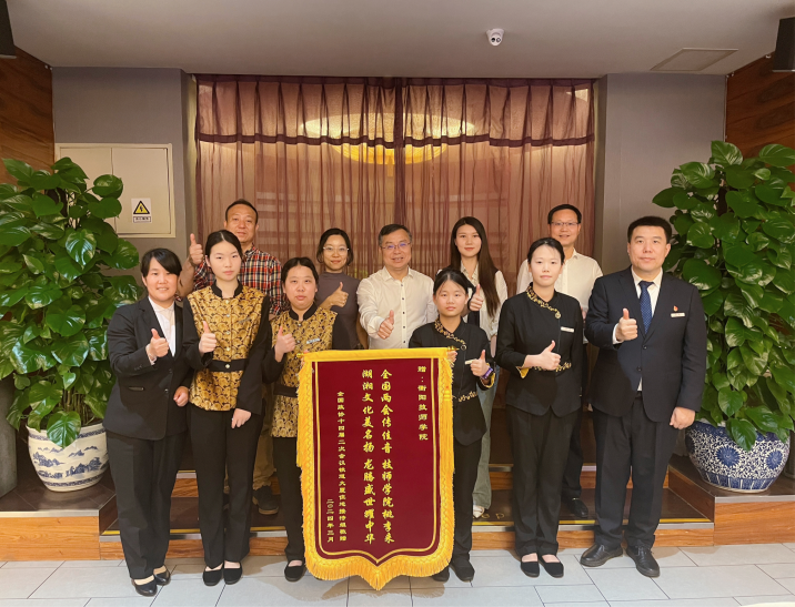 黨委書記肖春林赴北京看望慰問參與兩會接待工作的實習學生