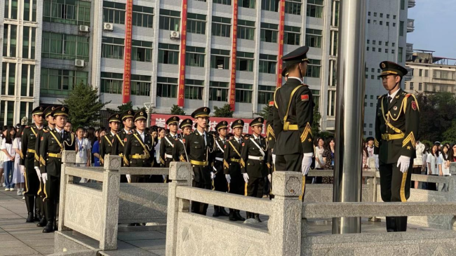 “弘揚愛國主義精神，爭做時代好青年”   經貿旅游學院開展國旗下的講話