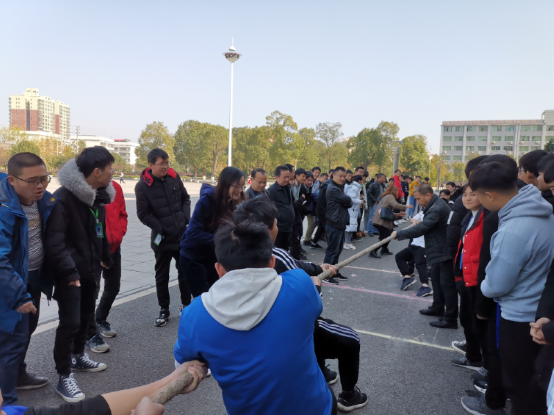 機械工程系舉行學生班級拔河比賽(圖文)