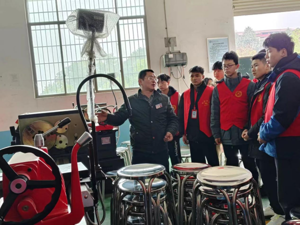 智能制造學院開展“學雷鋒 見行動”志愿服務