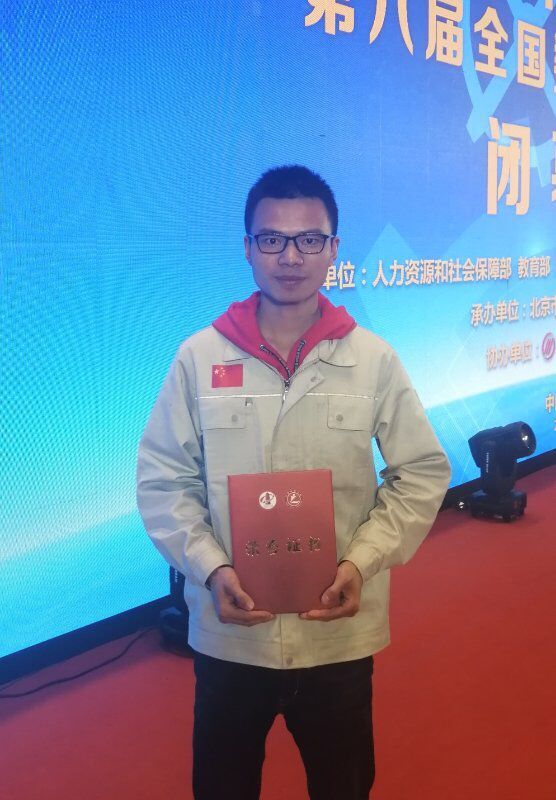 優秀畢業生：李劍雄