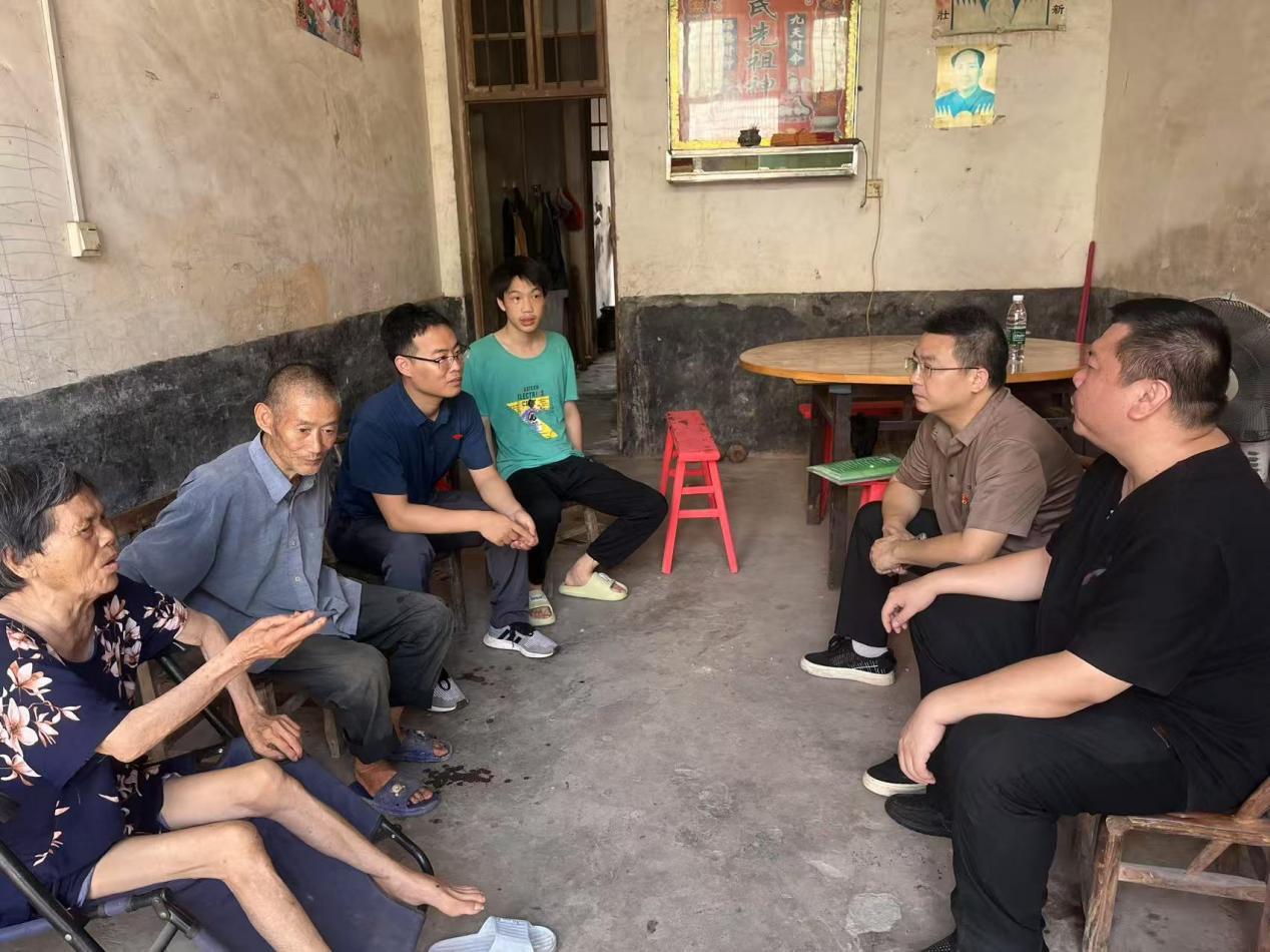 家校攜手護(hù)歸途 溫情家訪續(xù)新章