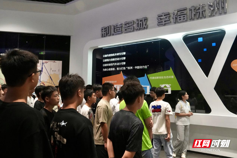 課堂搬進(jìn)企業(yè)車間，衡陽技師學(xué)院首開新生沉浸式入學(xué)教育