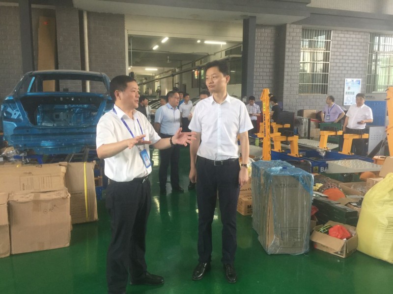 衡南縣委書(shū)記胡果雄一行到學(xué)院調(diào)研指導(dǎo)工作并參觀考察實(shí)訓(xùn)場(chǎng)地