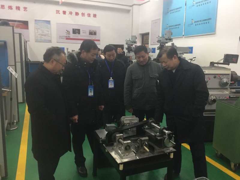 市政府副市長龔學余到校調研并看望慰問我院在全國首屆技能大賽中獲獎的師生