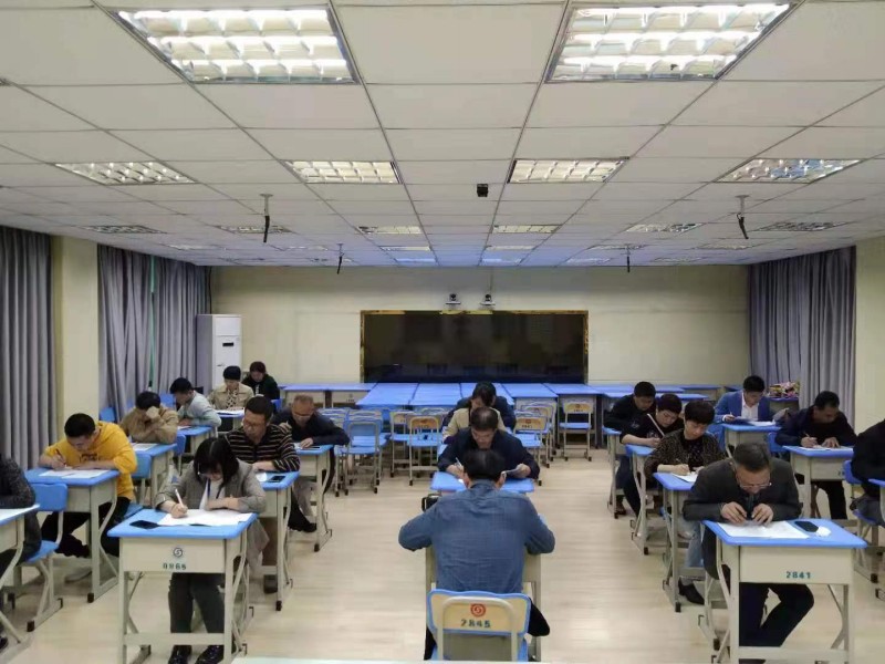 實訓中心組織所有管理人員進行實訓室安全知識學習培訓與考試