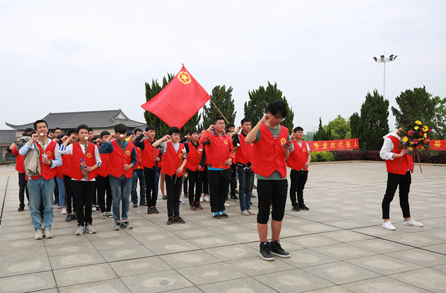 緬懷先烈，奮發圖強(圖文)