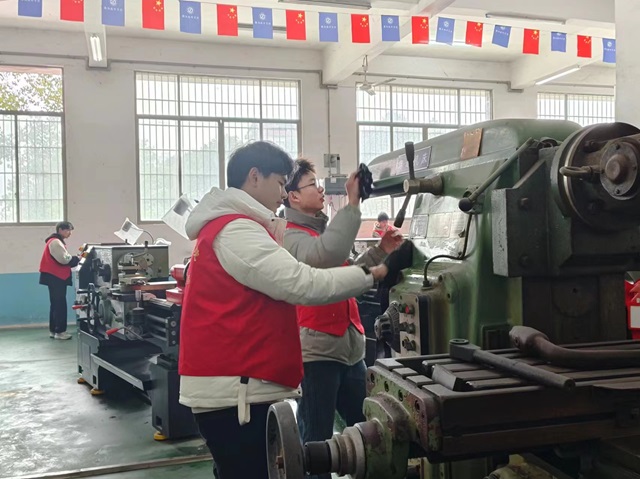 智能制造學院開展“學雷鋒 見行動”志愿服務