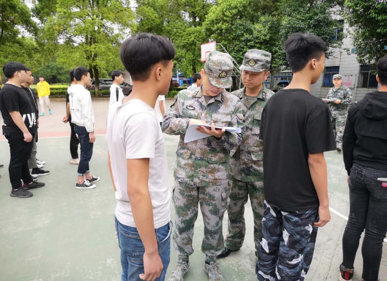 衡陽陸軍預備役后勤保障旅點驗衡陽技師學院預備役官兵指導連部建設工作