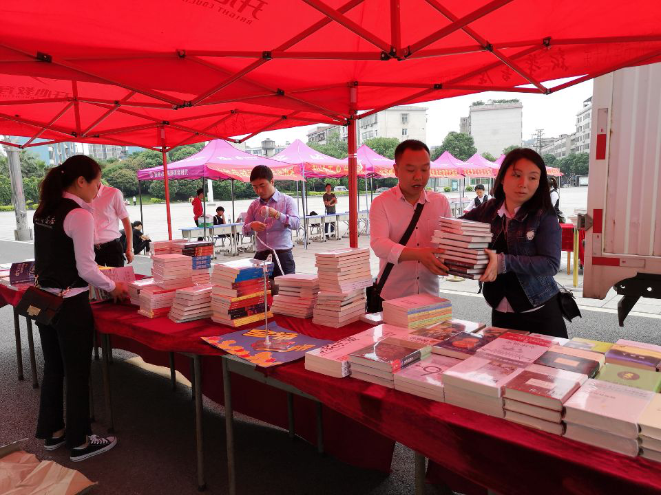 聚焦第三屆技能文化節(jié)|  教務(wù)處圖書(shū)館舉辦優(yōu)秀圖書(shū)教材展活動(dòng)