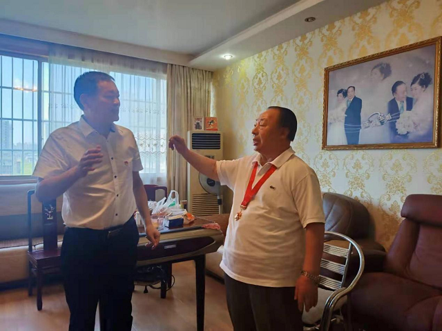 學院黨委班子成員走訪慰問老黨員和困難黨員 