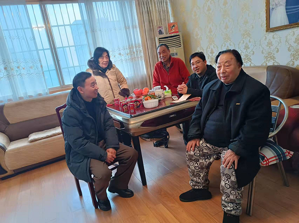 院領(lǐng)導(dǎo)走訪慰問離退休生活困難群眾、困難黨員、老黨員、老干部