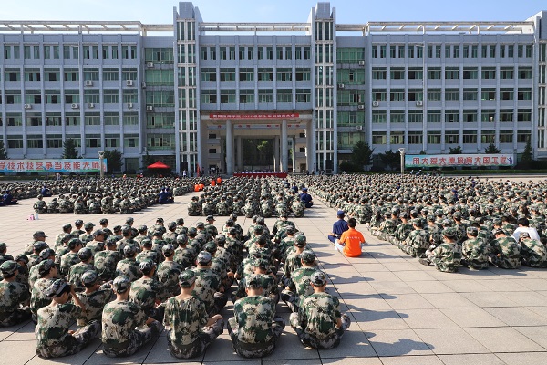 衡陽(yáng)技師學(xué)院2022年新生軍訓(xùn)動(dòng)員大會(huì)暨授旗儀式圓滿舉行