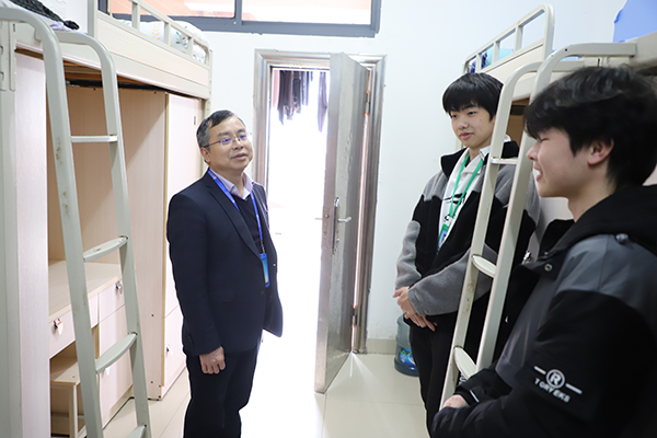 黨委書記肖春林深入學生公寓，關懷在校學子