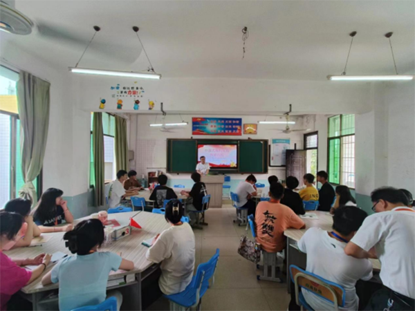 黨委書記肖春林為信息工程學院22計軟技師1班學生講授主題教育專題黨課