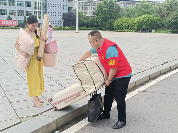 志愿服務(wù)踐初心，愛心護(hù)航回家路 ——學(xué)院機關(guān)第五黨支部開展黨員志愿服務(wù)活動