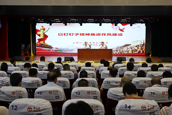 學院黨委書記肖春林講授深入貫徹中央八項規(guī)定精神學習教育專題黨課