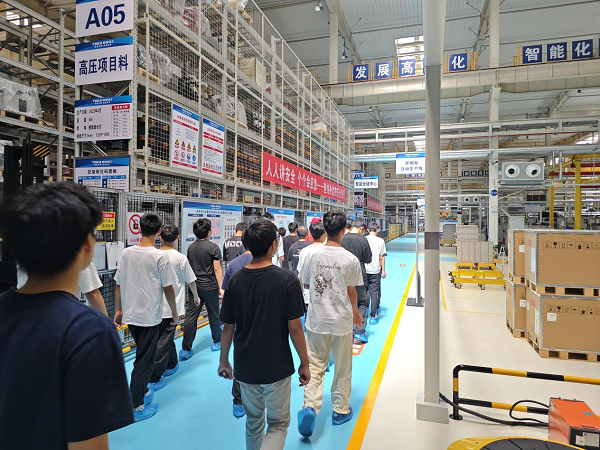 觸摸“智造”學(xué)新知！衡陽(yáng)技師學(xué)院新生以產(chǎn)業(yè)園參觀賦能入學(xué)教育