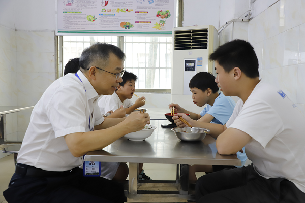 衡陽(yáng)技師學(xué)院：陪餐暖學(xué)子，共話民族情