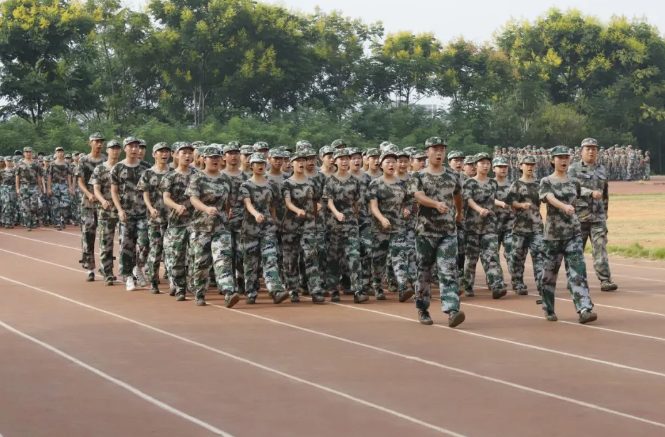 衡陽技師學院舉行2025級新生軍訓總結表彰大會暨開學典禮