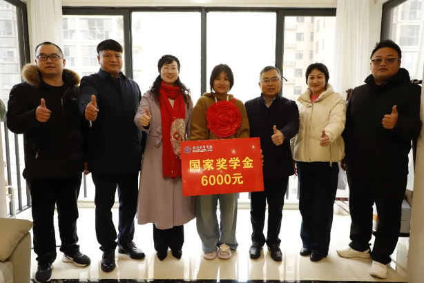 學院開展國家獎學金獲得者走訪慰問活動