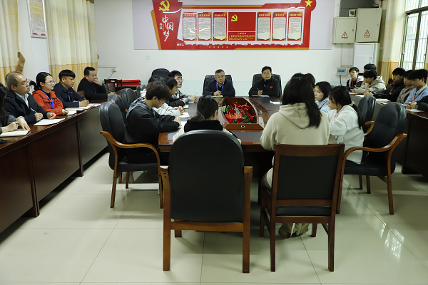 學院黨委書記肖春林深入校園一線與學生調研座談