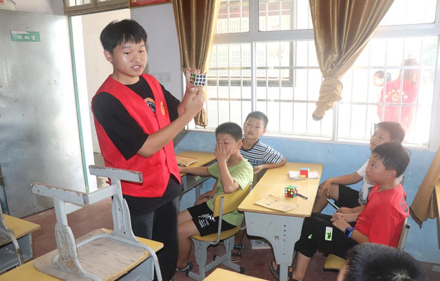 衡陽技師學(xué)院用“文藝支教” 點燃鄉(xiāng)村學(xué)校孩子藝術(shù)夢