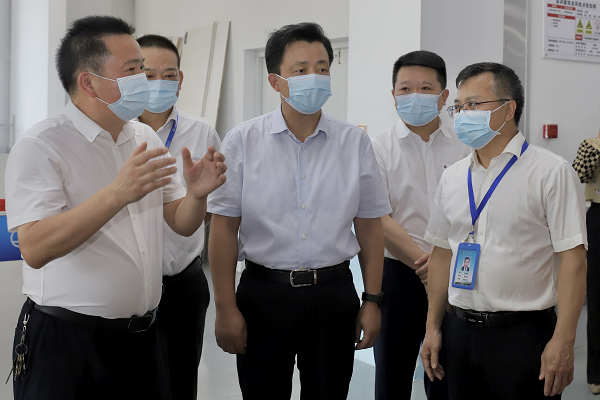 湖南省人民政府副省長、衡陽市委書記秦國文來衡陽技師學院調(diào)研