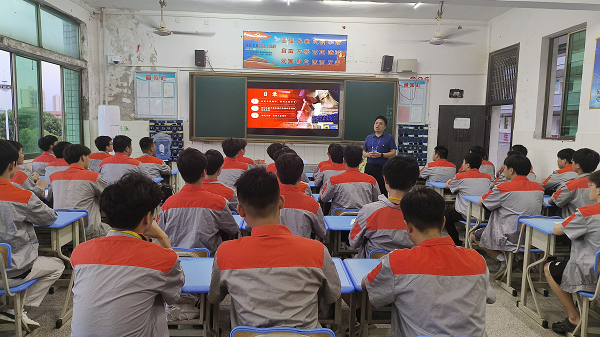 學院黨委委員、宣傳統戰部部長劉超深入班級講授微黨課