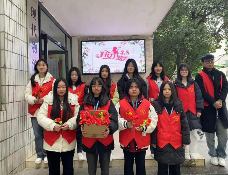 學生折紙花送祝福，三八婦女節溫情滿滿