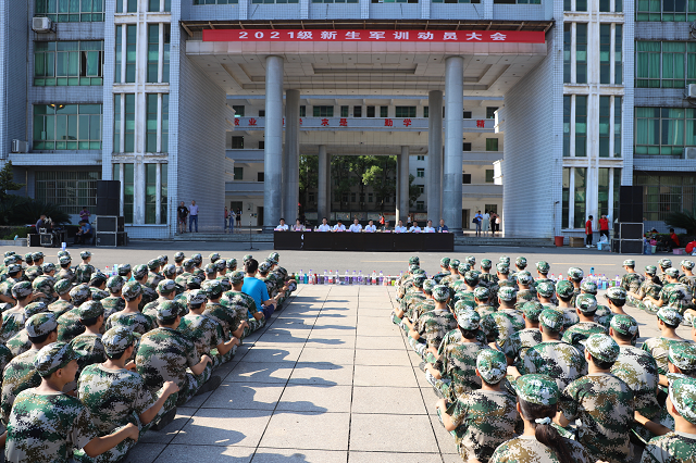 衡陽(yáng)技師學(xué)院2021級(jí)新生軍訓(xùn)正式開(kāi)啟
