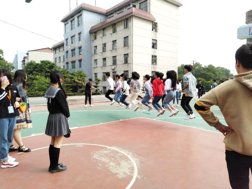 信息與生物技術(shù)系舉行跳繩比賽活動