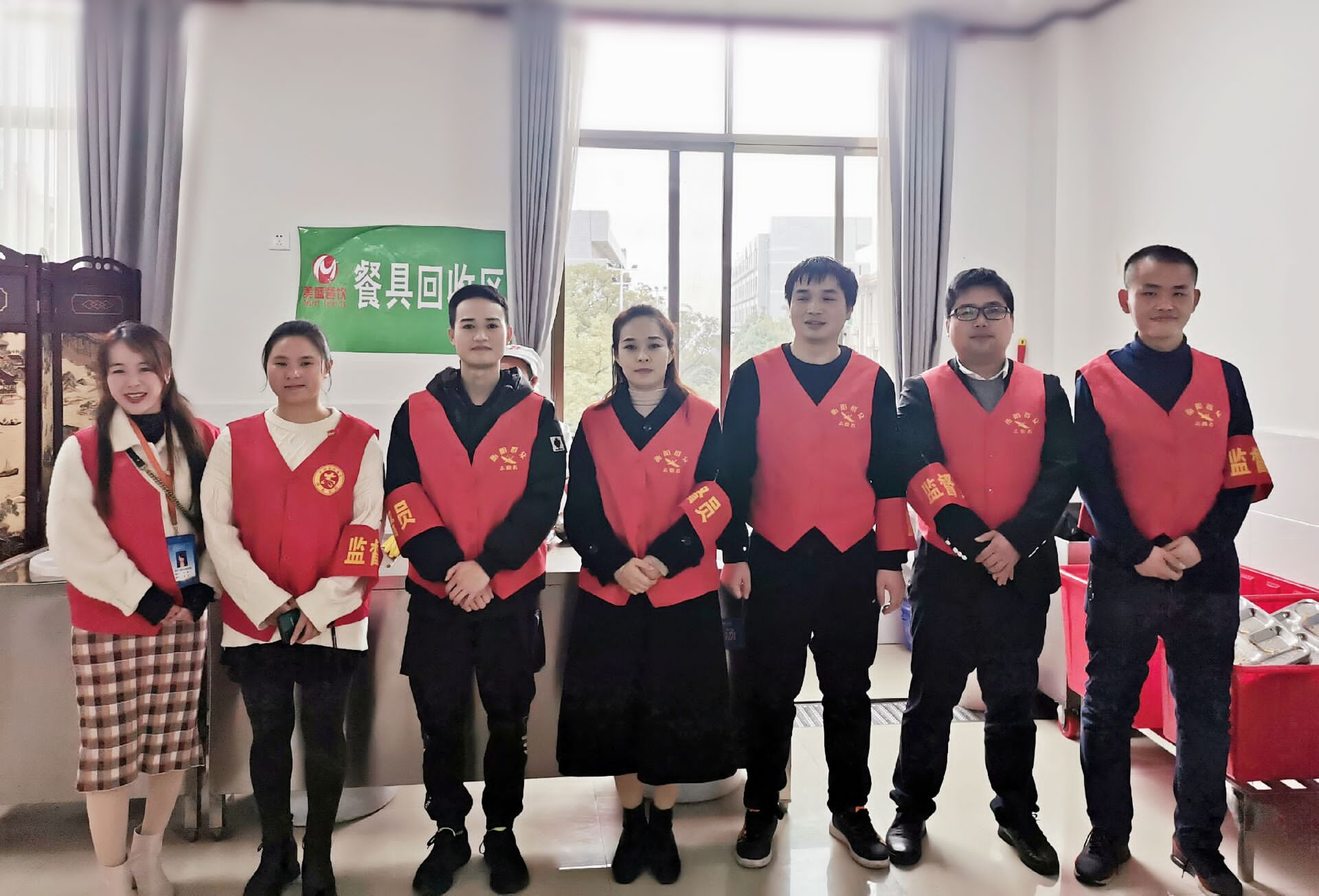 信息系黨總支組織支部黨員、預(yù)備黨員、發(fā)展對(duì)象以及入黨積極分子開展“厲行勤儉節(jié)約，反對(duì)餐飲浪費(fèi)”文明勸導(dǎo)志愿服務(wù)活動(dòng)